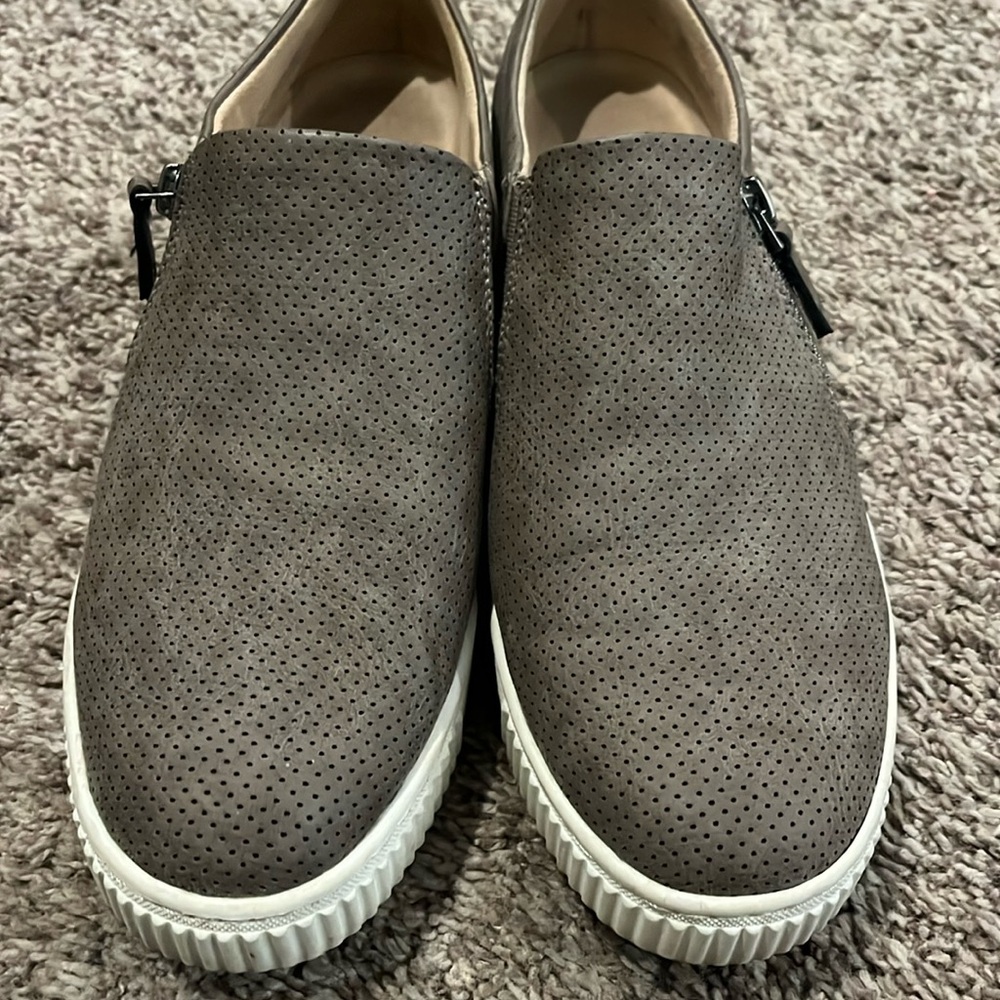 Women’s casual shoes
